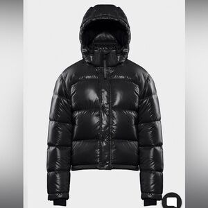 Aritzia Women’s Black Super Puff Shorty, Hi-Gloss